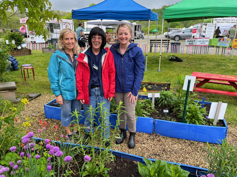 Outreach at the Ligonier Country Market. Photo Credit: Patti Schildkamp, Penn State Master Gardener